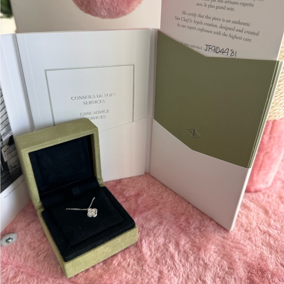 VAN CLEEF & ARPELS SWEET PAVE IN WHITE GOLD ๐ - Picture 6 of 11